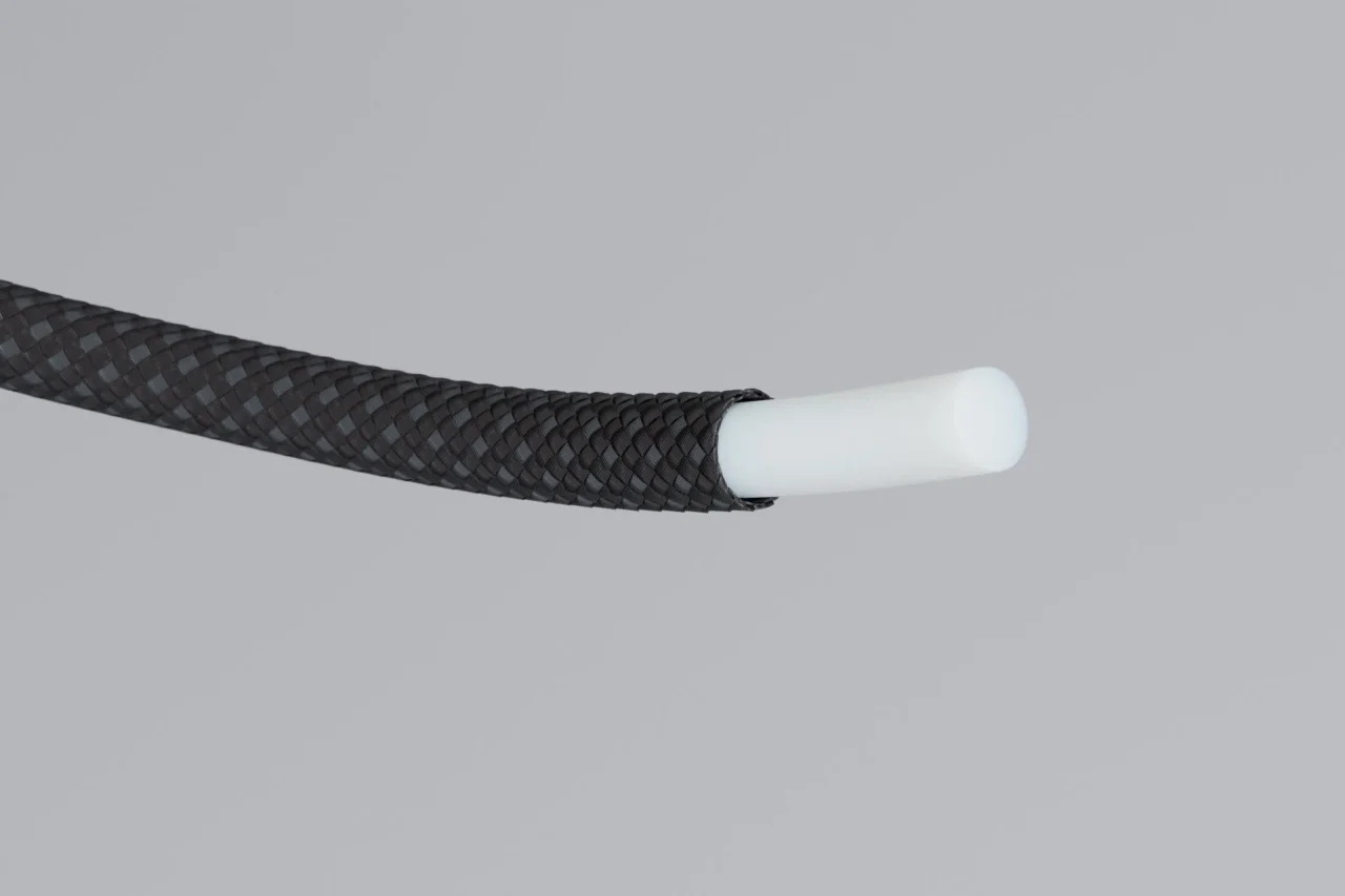 黒い編み紐の先端から白い芯材ABSORTOMER®がのぞく様子