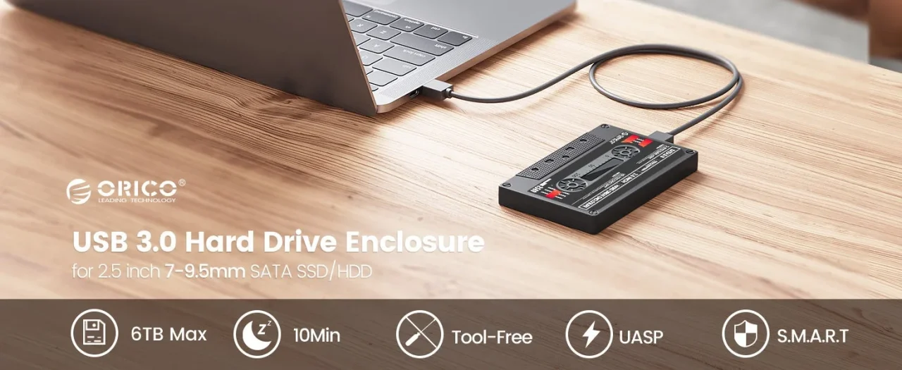 ORICO 2.5インチHDDケース。カセットテープ風の黒い本体をノートPCにUSB接続