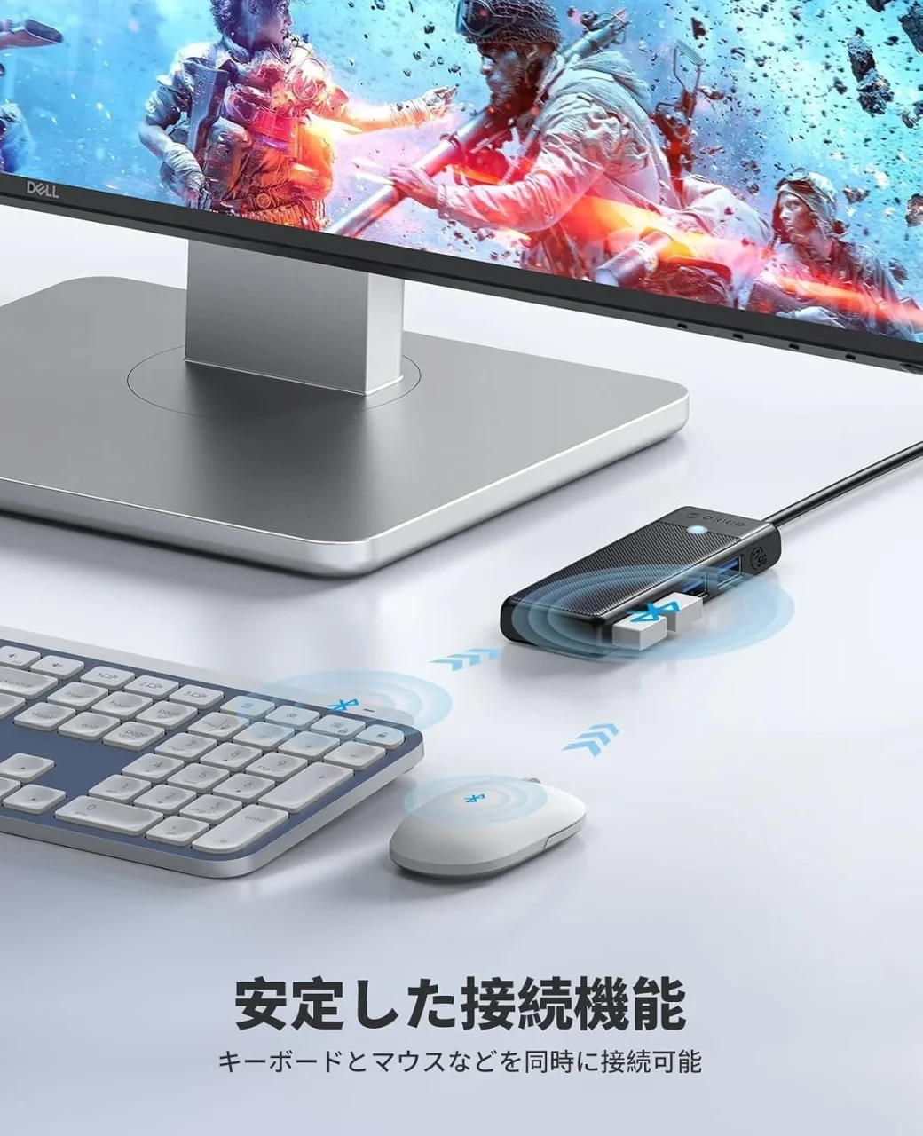 モニター横の4ポートUSB 3.0ハブにキーボードとマウスを接続する様子