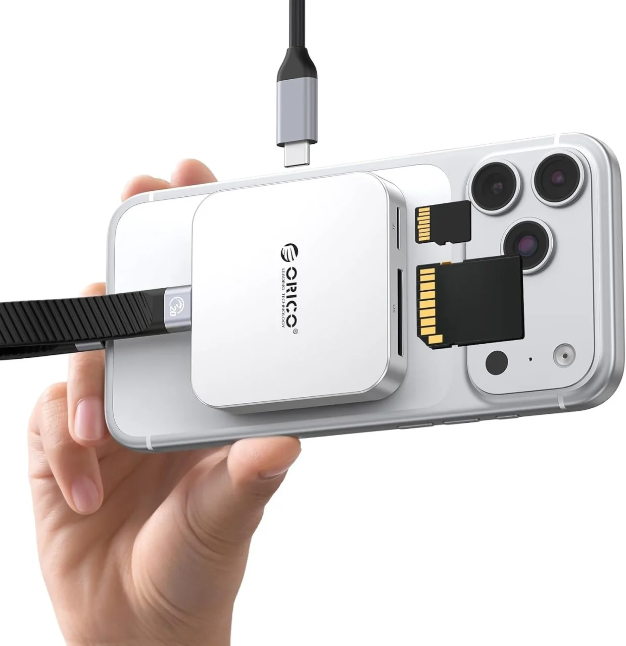 iPhone背面にMagSafe対応磁気カードリーダーを装着しSD/TFカードを挿した様子