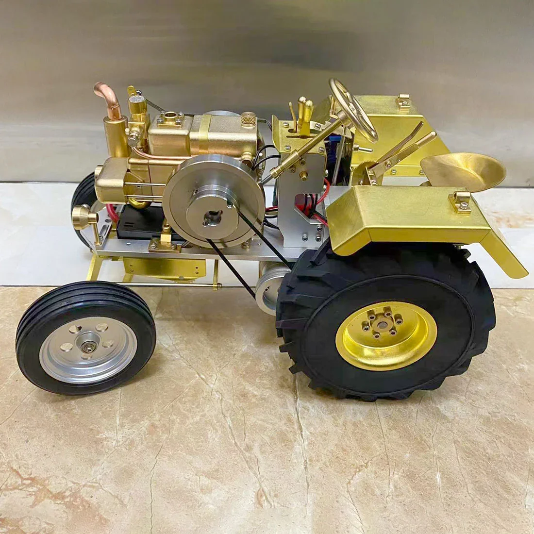 真鍮色の水冷エンジンを載せたトラクター模型T12の側面