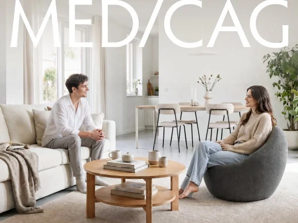 MEDICAGのロゴ文字と、明るい室内で向かい合って談笑する男女