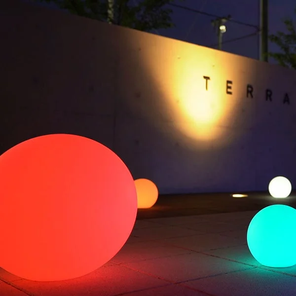 夜の屋外で赤やオレンジ、青緑、白に光るMOON LIGHT BALL 40