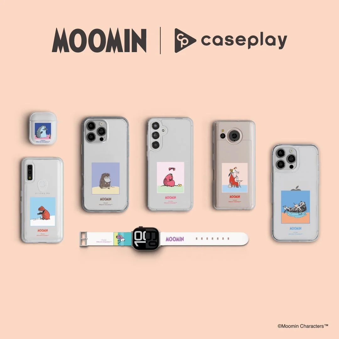 ムーミンデザインのスマホケース、イヤホンケース、ウォッチバンドが並ぶ