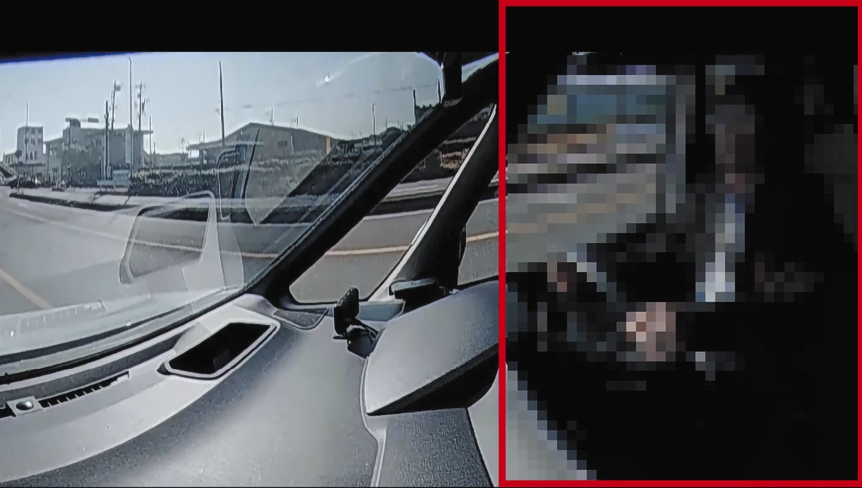 ビューワソフトでのモザイク処理例。車内映像の一部が赤枠でモザイク化