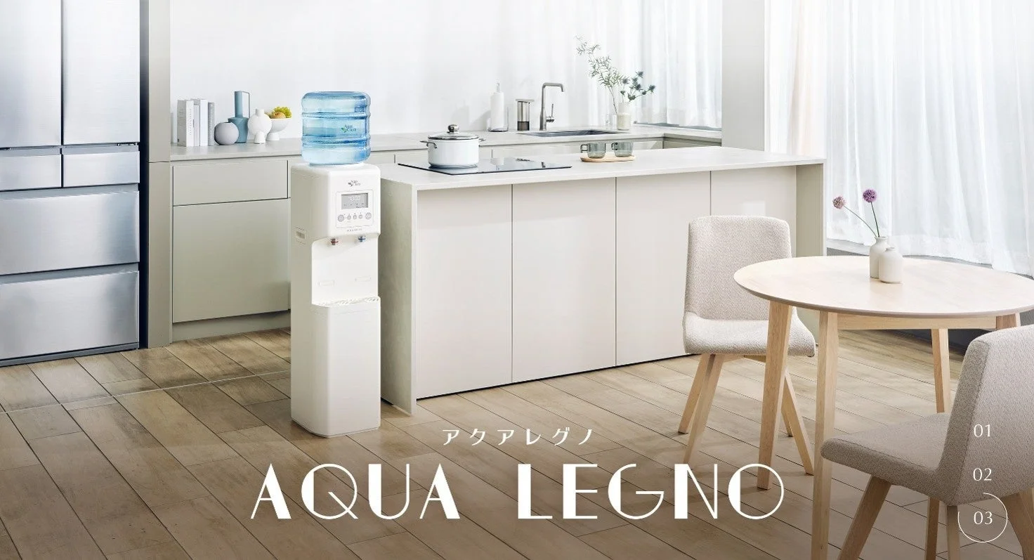 キッチンに置かれた白いウォーターサーバーAQUA LEGNO
