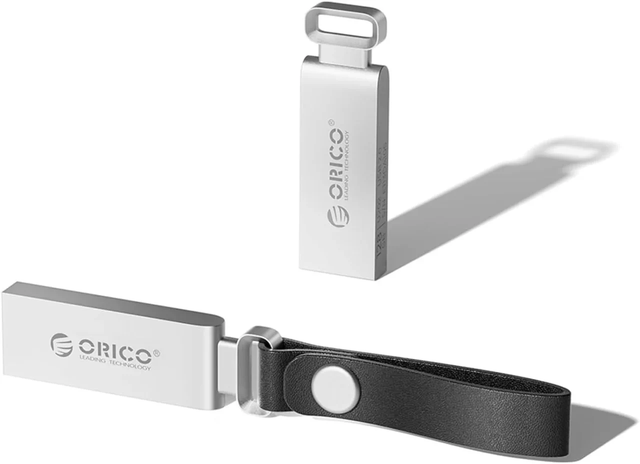 ORICO 直挿し設計・ストラップ付き32GB USBメモリの銀色本体と黒いストラップ