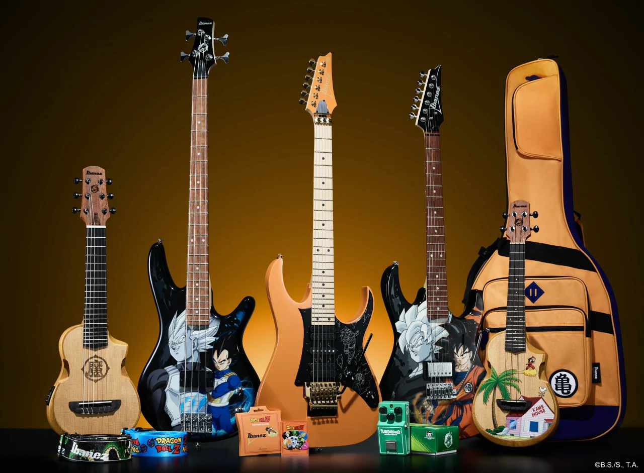 Ibanez×ドラゴンボールZのコラボ製品。ギター、ベース、バッグなどが並ぶ