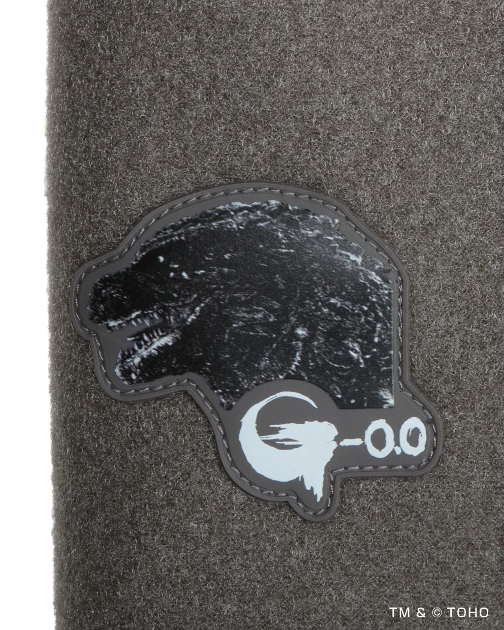 チャコールグレーの本体に付いた『ゴジラ-0.0』ゴジラのオリジナルワッペン