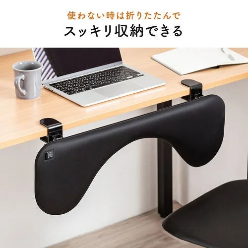 デスクの縁にクランプで取り付けた黒いリストレスト