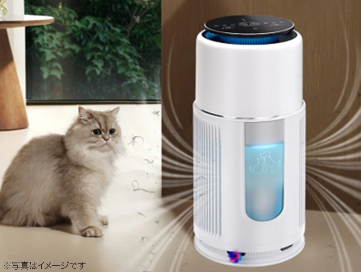 ペット空気清浄機と、そばに座る猫のイメージ。青い光と気流が表現されている