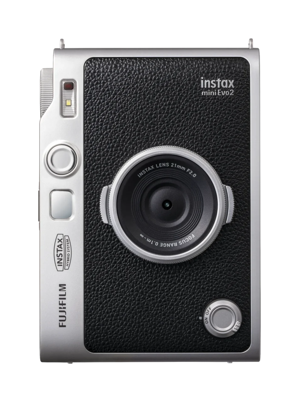 instax mini Evo 2の正面。黒い革調ボディに銀色の縁取りとレンズ