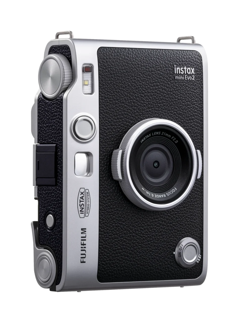 黒い革調ボディのハイブリッドインスタントカメラ instax mini Evo 2 の斜め前からの外観