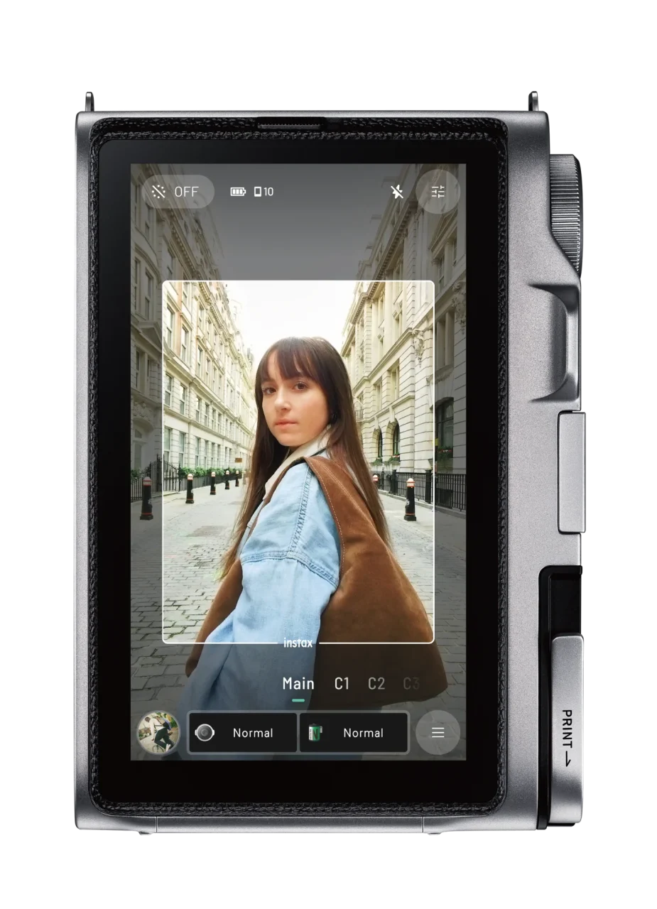 instax mini Evo 2の背面。大画面タッチパネルに人物の撮影画面を表示