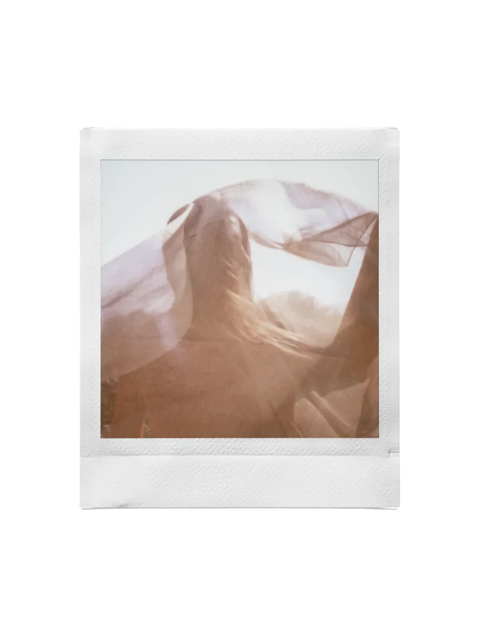 instax SQUARE フィルム「SOFT HAZE」の作例プリント。薄布をまとった人物