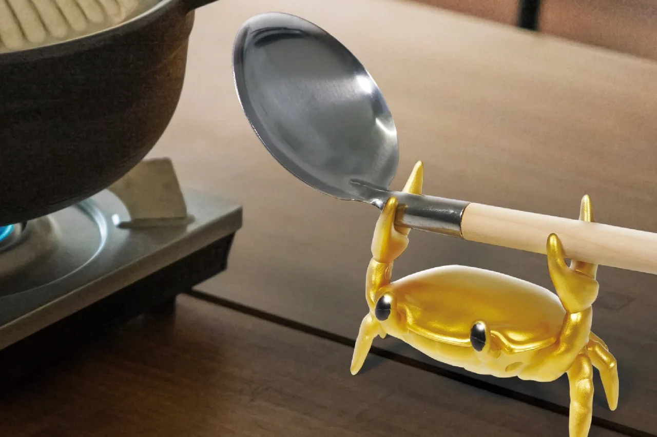 お玉を持ち上げる黄金のカニ型カップラーメンタイマー