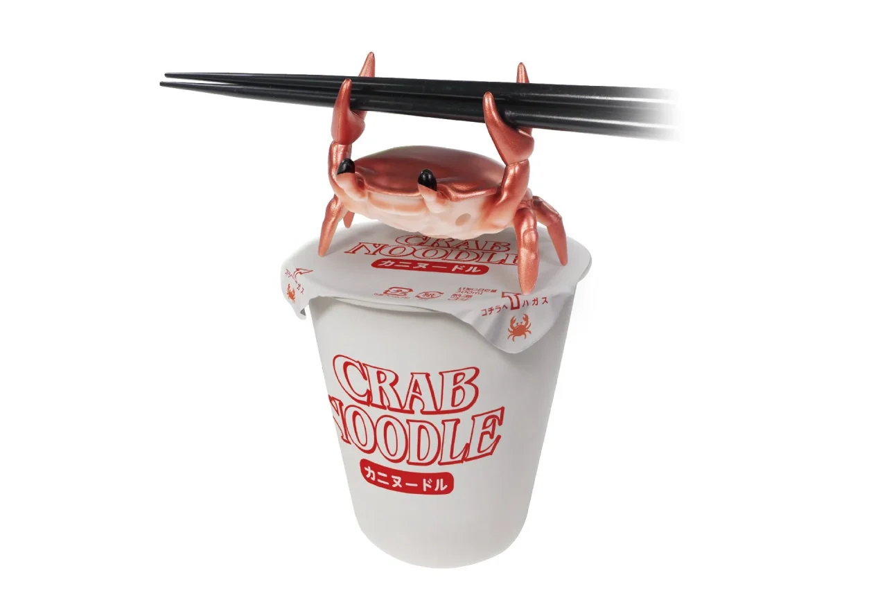 カップ麺のフタに乗り箸を持ち上げるカニ型カップラーメンタイマー（通常カラー）