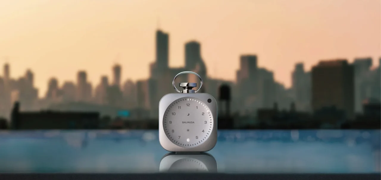 都市のスカイラインを背景に置かれたバルミューダのThe Clock