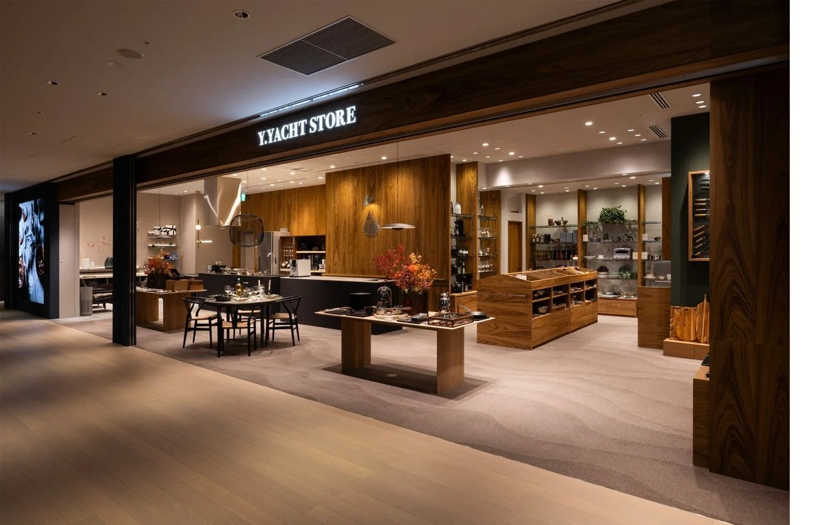 メイン会場のワイ・ヨット ストア 麻布台ヒルズの木調の店内