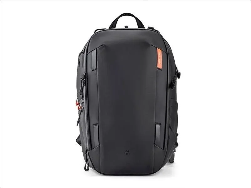 PGYTECH OneMo 3 Backpack 35Lの正面。黒い本体にオレンジのタグ