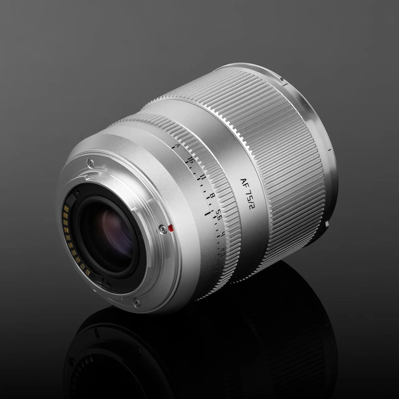 TTArtisan AF 75mm f/2 シルバーモデルを背面マウント側から見た外観