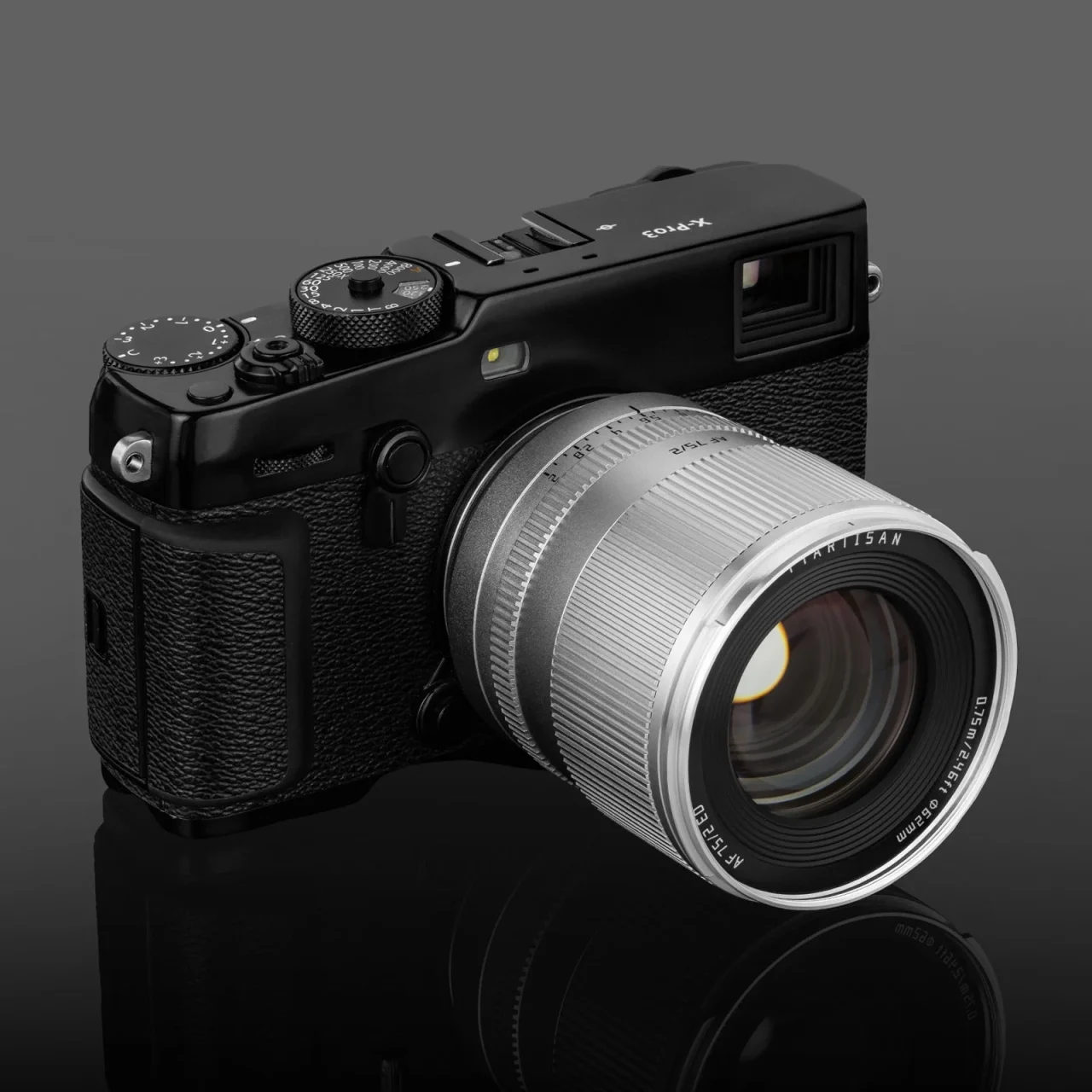 黒いカメラに装着したTTArtisan AF 75mm f/2のシルバーレンズ