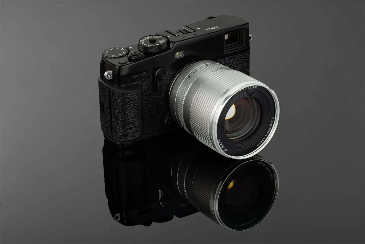 ブラックのカメラに装着したTTArtisan AF 75mm f/2のシルバーモデル
