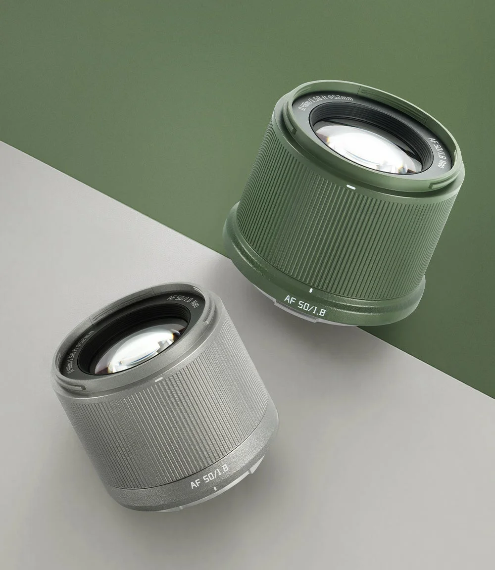 Neo AF 50mm f/1.8のグリーンとチタニウムのレンズ2本