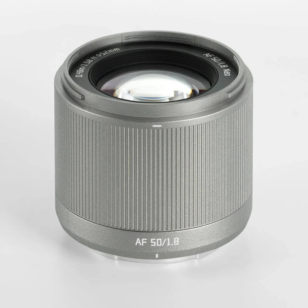 チタニウムカラーのNeo AF 50mm f/1.8、シルバーグレーの鏡筒