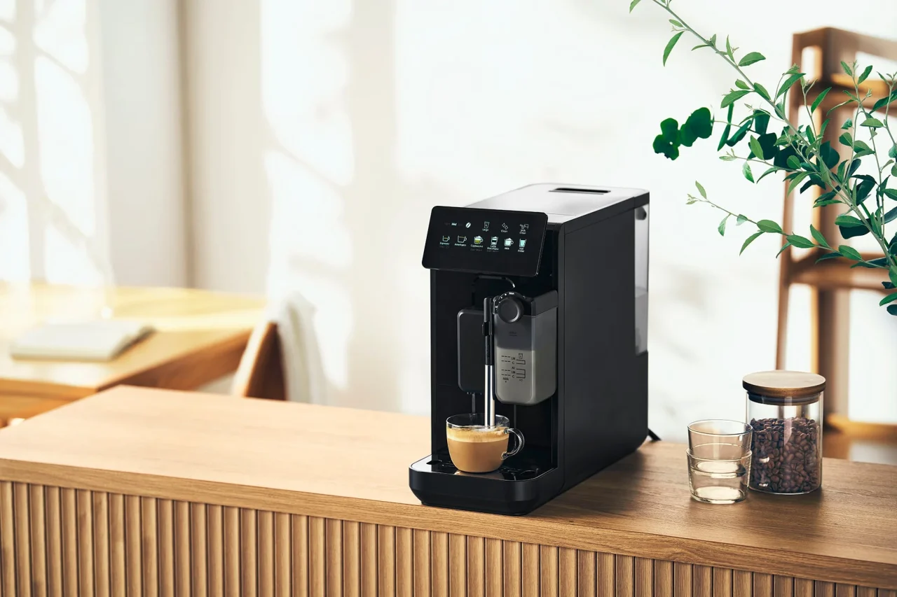 木製カウンター上の匠バリスタエスプレッソマシン(CM-D495B)とコーヒー