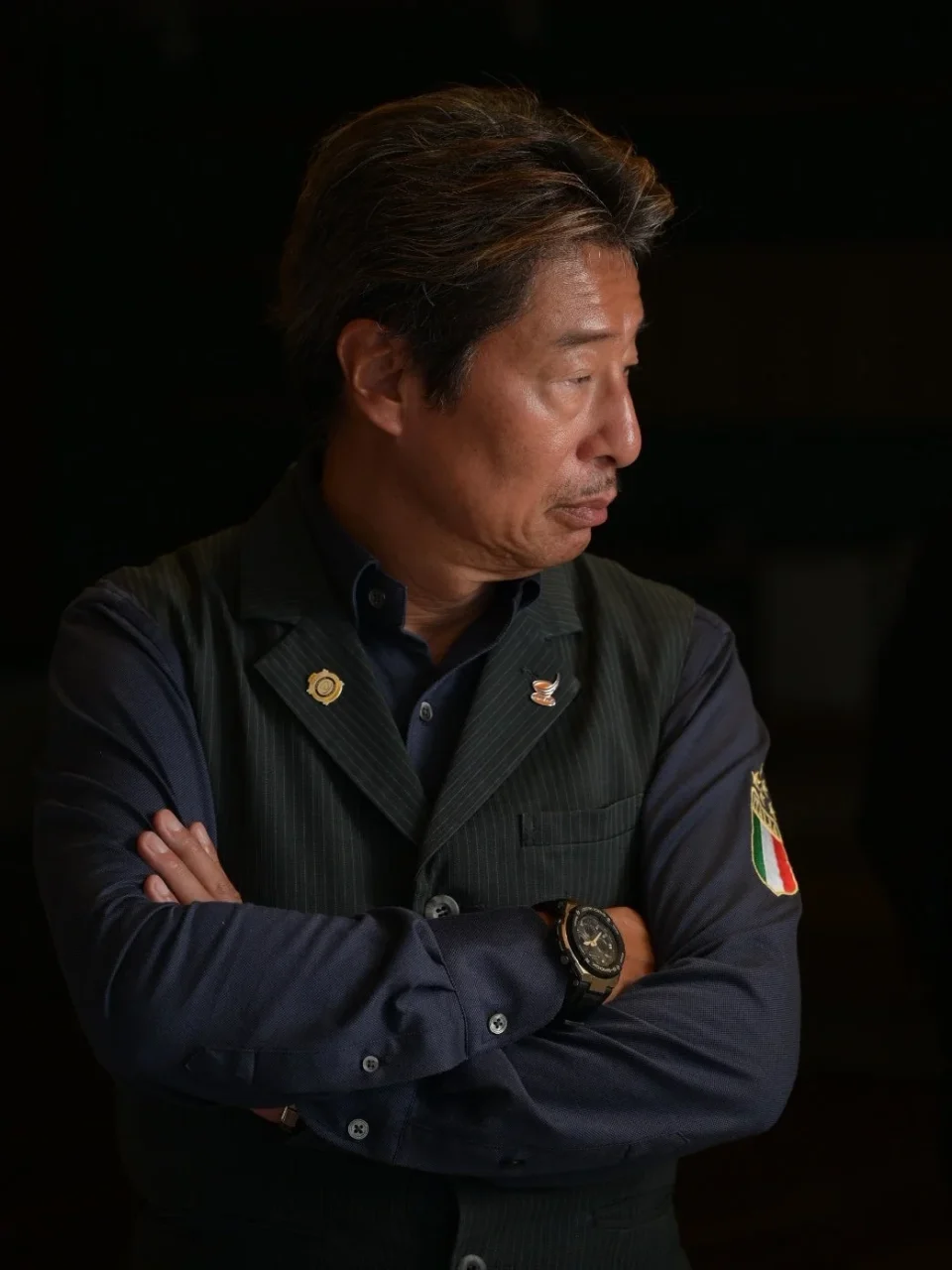 バリスタ・マエストロ 横山千尋氏。腕を組み横を向く姿