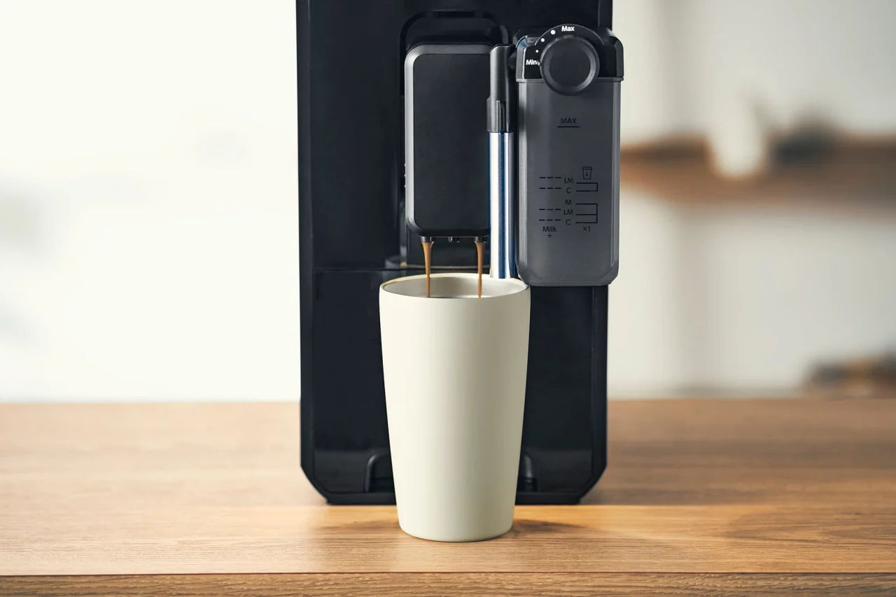 大容量抽出のラージモード搭載、カップにコーヒーを抽出する黒い本体