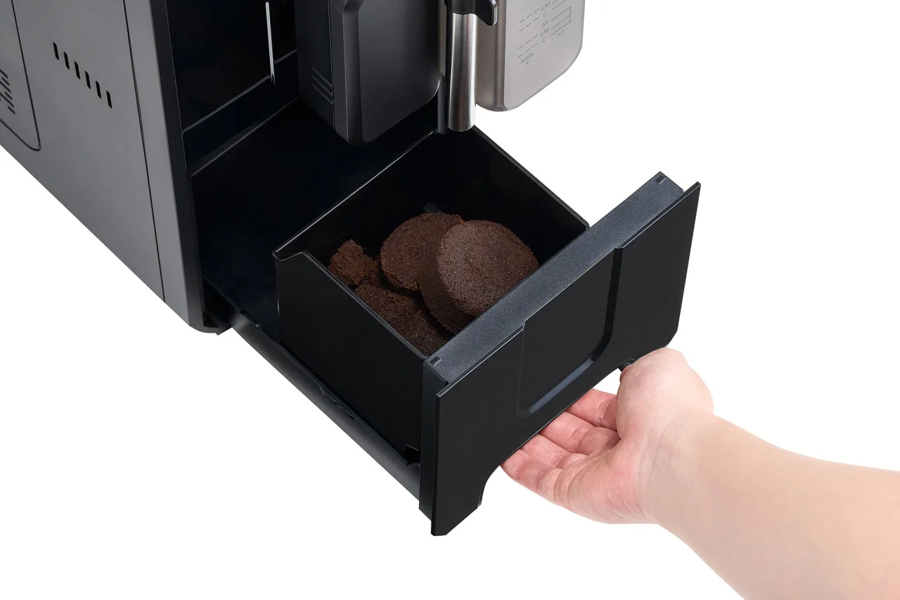 匠バリスタエスプレッソマシンのコーヒーかす受けを引き出し、まとまったかすが見える