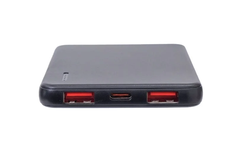 PD対応半固体モバイルバッテリー 5000mAhのポート面。USB Type-C1つとType-A2つ