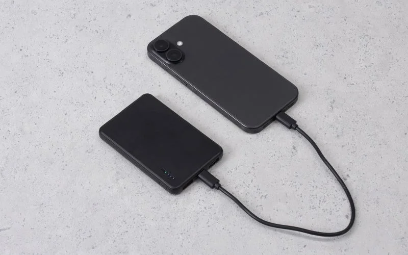 PD対応半固体モバイルバッテリー 5000mAhでスマートフォンを充電する様子