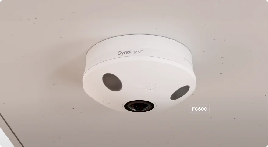 天井に取り付けられたSynologyの屋内フィッシュアイカメラ FC600