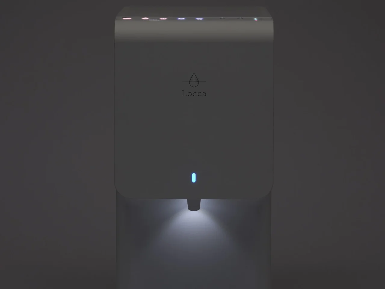 暗い部屋で出水口ランプが手元を照らすLoccaのウォーターサーバー
