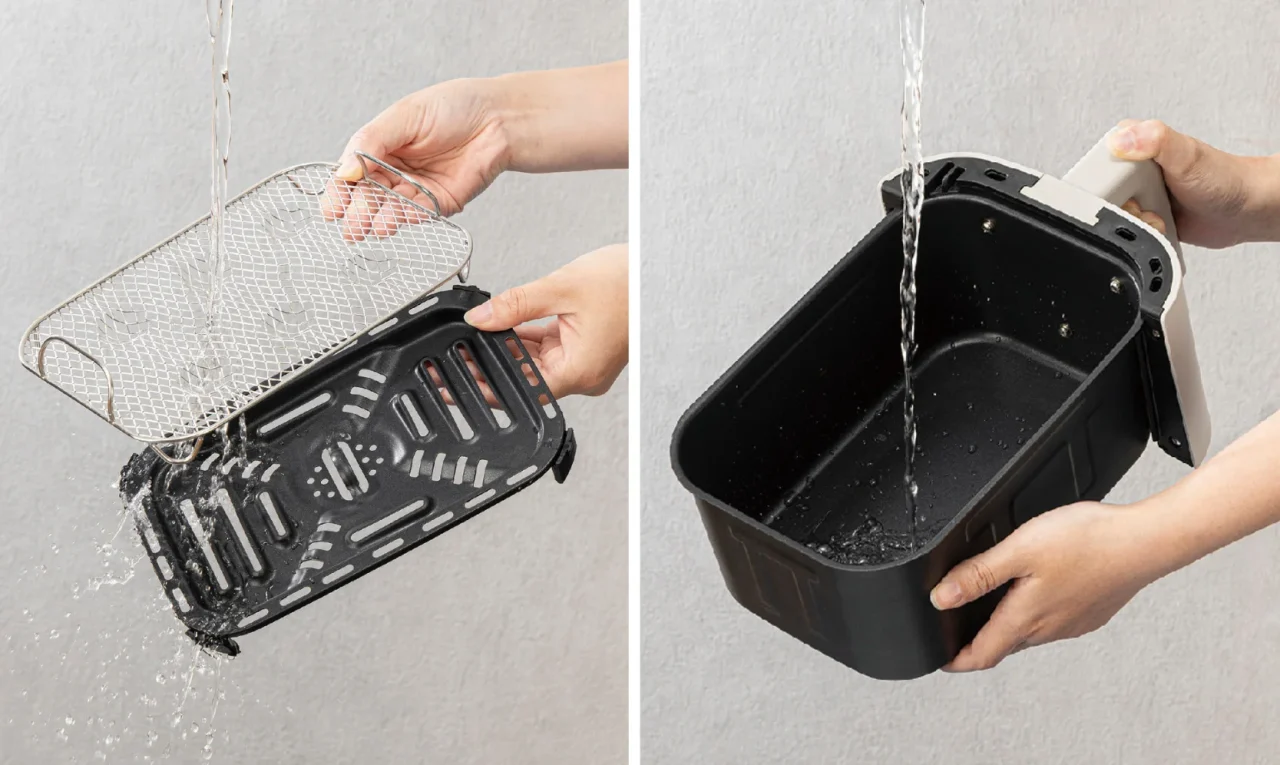 水洗いされるメッシュプレートと黒いトレイ・バスケットの様子