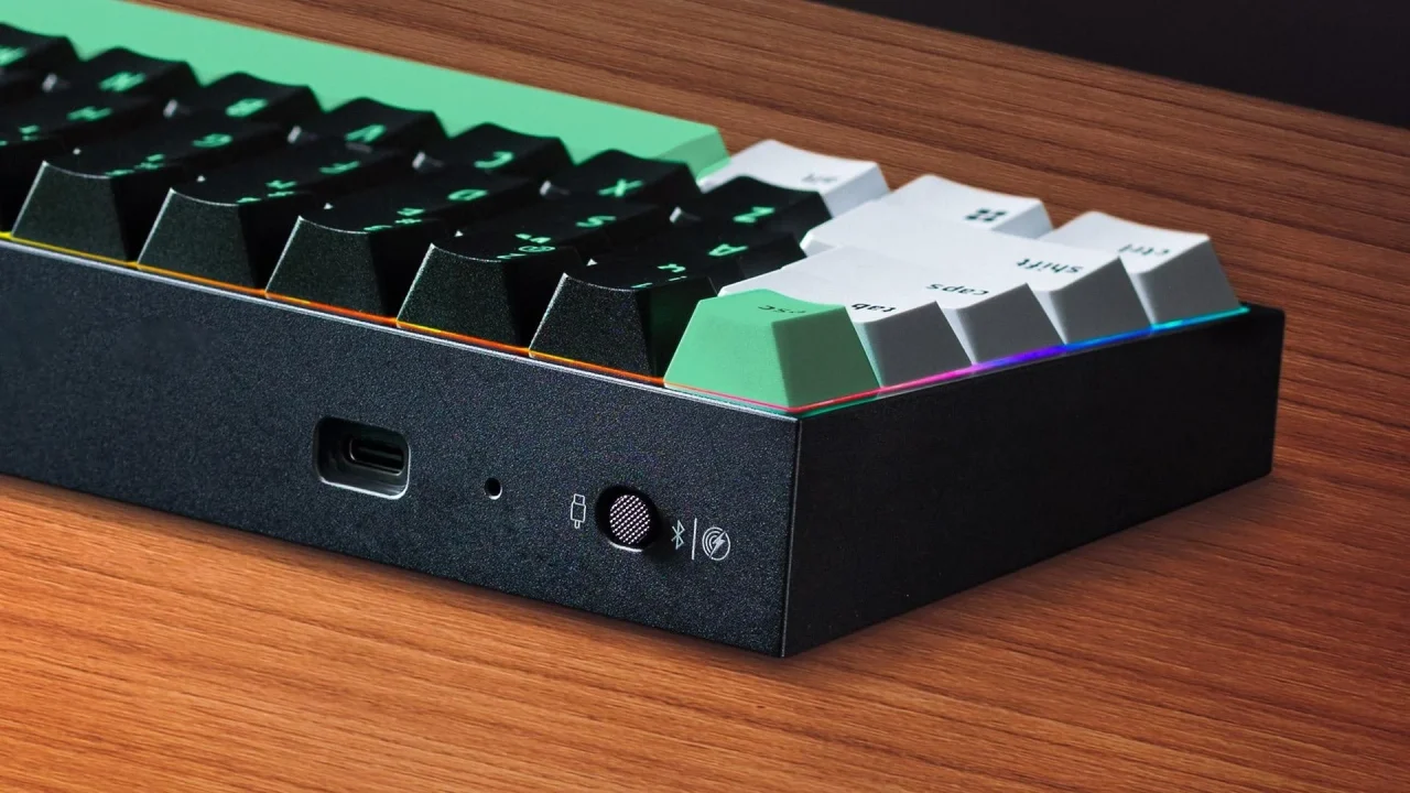 Razer Reclusa Mini 65%の側面。USB Type-Cポートと接続切替スイッチ