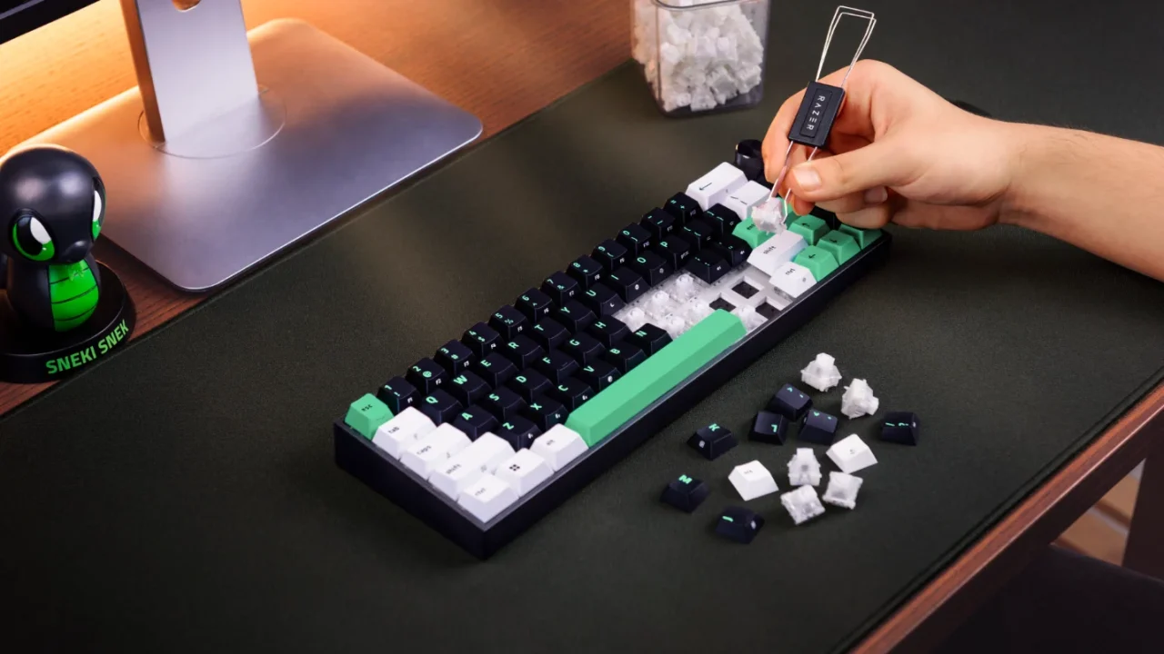 Razer Reclusa Mini 65%のキーキャップをプーラーで外す様子