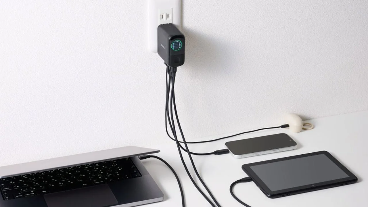 コンセントに挿したAC充電器からノートPC・スマホ・タブレットを同時充電