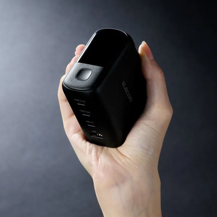 手に持った黒いUSB Power Delivery 140W対応AC充電器の側面ポート部