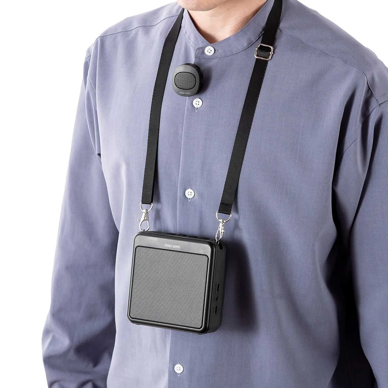 ストラップで首から下げた拡声器と、襟元に付けたマグネット式ワイヤレスマイク
