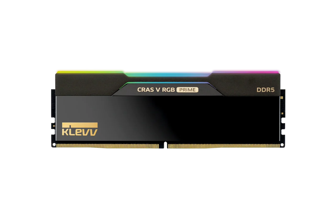 KLEVV CRAS V RGB PRIME DDR5メモリ。黒い本体に金のロゴとRGBライト