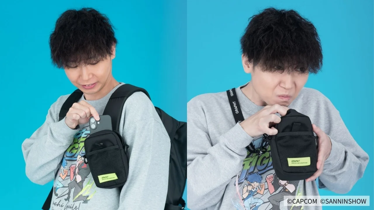 ショルダーポーチを身につけ、スマホを出し入れする男性の2カット