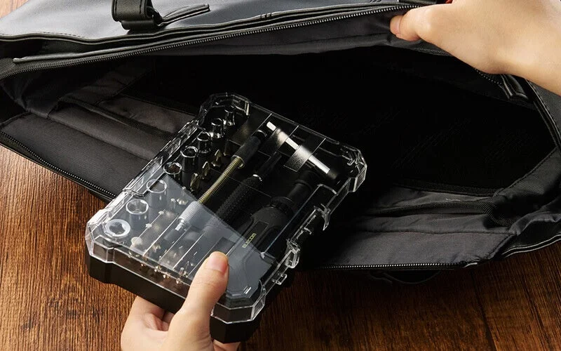 バッグに入れる、パーツが窪みに収まった透明な専用ケース