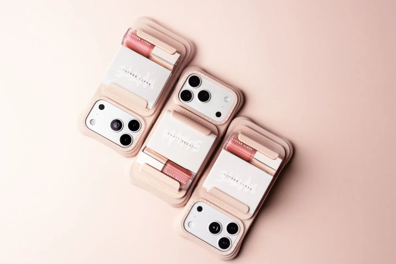 Fenty Beauty x CASETiFY のピンクベージュのスマホケース3台とコスメ装着