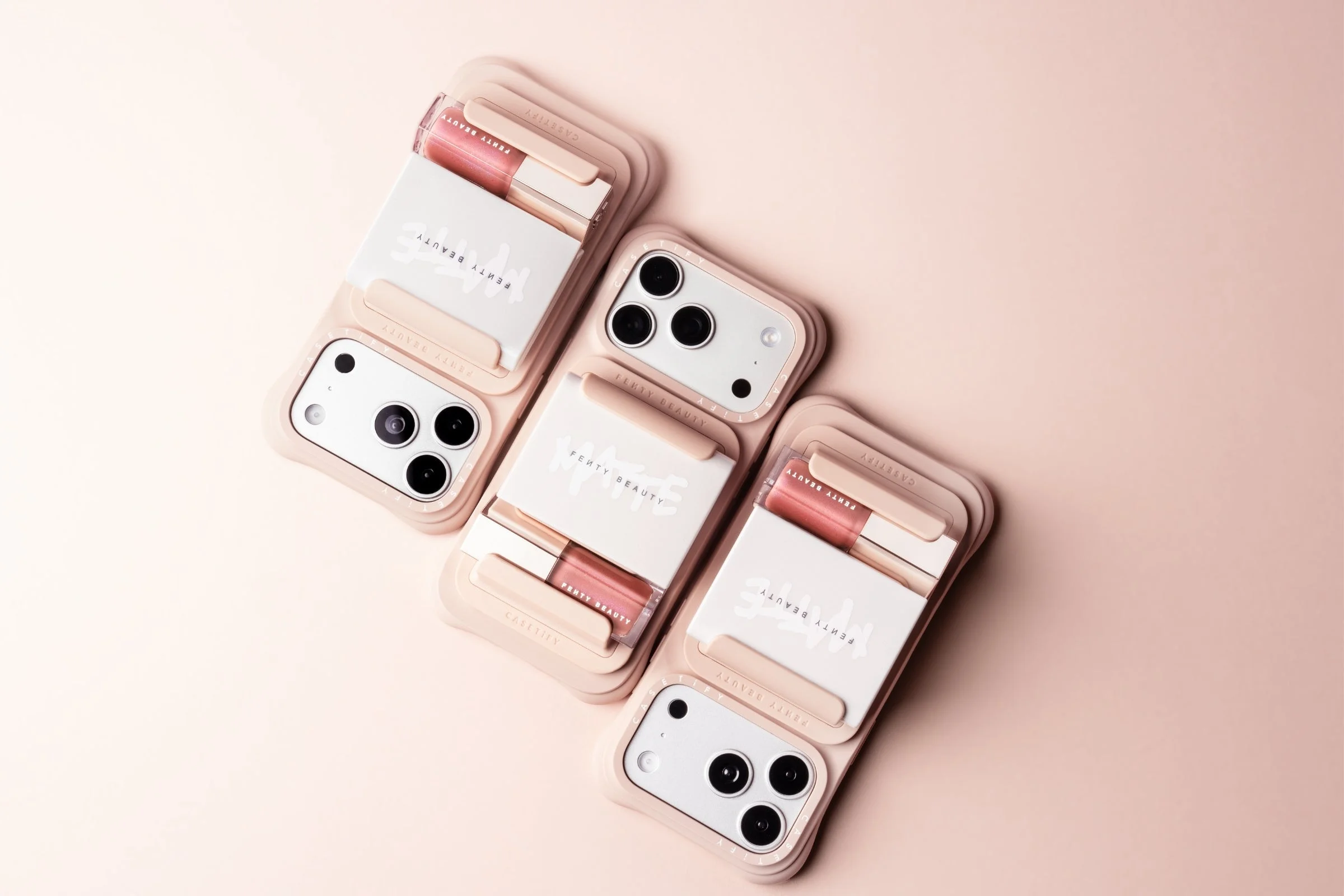 Fenty Beauty x CASETiFY のピンクベージュのスマホケース3台とコスメ装着