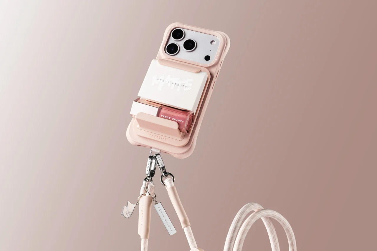 On The Go Essentials 2-in-1 MagSafe Holder を付けたピンクのスマホケースとストラップ