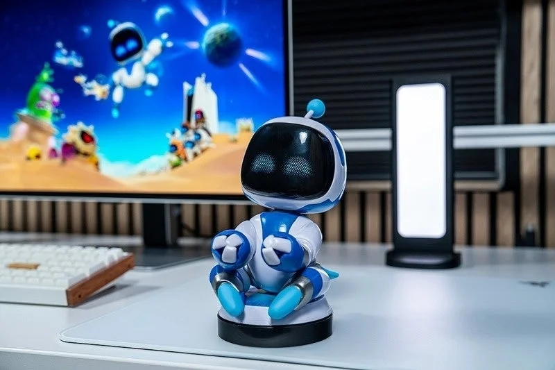 EXG ケーブルガイズのアストロボット型スタンド、机上の様子